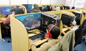 作業の合間にコンピューターゲームを練習する就労支援施設の利用者＝明石市和坂、オフィスカレッジ