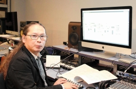 「マントラは楽しい曲なので、ぜひ生で聴いて」と話す有馬純寿さん＝堺市南区晴美台４、帝塚山学院大泉ケ丘キャンパス