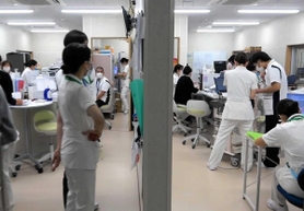 臨時病棟のＡ病棟では、重症患者の命を救うため大勢の職員が働く＝２６日午前、神戸市中央区港島南町２、同市立医療センター中央市民病院