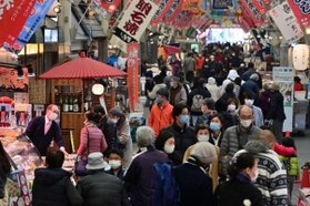 マスク姿の買い物客でにぎわう商店街＝２７日午後、明石市本町、魚の棚商店街（撮影・秋山亮太）
