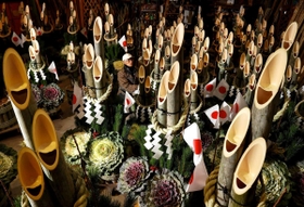 福を呼びそうな笑顔の門松＝小野市、小野竹工芸土井