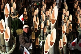 福を呼びそうな笑顔の門松＝小野市、小野竹工芸土井