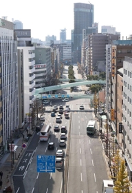 人工水路の整備が検討されているフラワーロード。六甲山系の湧き水を新神戸駅付近から三宮中心部（写真奥）へ流すという＝神戸市中央区の加納町３丁目交差点付近（撮影・辰巳直之）
