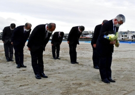 砂浜陥没事故の現場を訪れ、献花する明石市の泉房穂市長ら＝３０日午前、明石市大蔵海岸通１、大蔵海岸