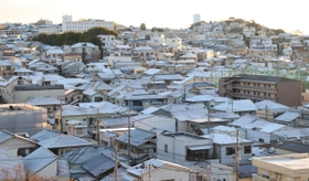 雪で屋根が白くなった家々＝３１日午前、神戸市須磨区（撮影・吉田敦史）