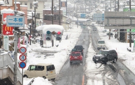 雪が高く積もった和田山の市街地＝３１日午後、朝来市和田山町玉置（撮影・竜門和諒）