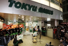 新型コロナウイルスの影響もあり、閉店した東急ハンズ三宮店。惜しむ客に従業員らは感謝のメッセージを掲げた＝３１日夜、神戸市中央区下山手通２（撮影・吉田敦史）