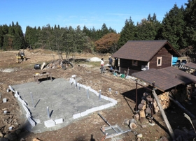 上山さん夫婦が開設を進めるキャンプ場＝兵庫県香美町小代区新屋（撮影・辰巳直之）