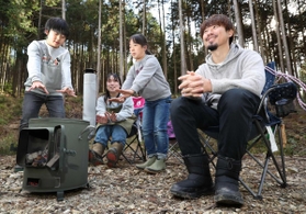 購入した山の中でのんびり過ごす菊池さん一家＝兵庫県多可町加美区丹治（撮影・辰巳直之）