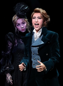 ベートーベンを熱演する望海風斗（右）と、謎の女役の真彩希帆＝宝塚大劇場（撮影・吉田敦史）