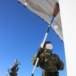 大天守を清掃する自衛隊員＝１日午前、姫路市本町、姫路城