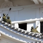 姫路城の大天守を清掃する自衛隊員＝１日午前、姫路市本町