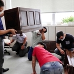 兵庫県庁の監査委員室で机を検分する神戸洋家具の若手経営者ら＝神戸市中央区下山手通５