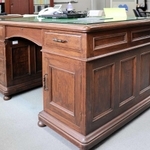 約７０年前の神戸洋家具とされる監査委員室の机＝神戸市中央区下山手通５