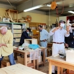 木工技術の継承を目的に、神戸木工センターで開かれている教室＝神戸市垂水区小束山本町１