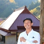 大勢のボランティアらとともに古民家を生まれ変わらせた大野篤史さん＝兵庫県佐用町若州