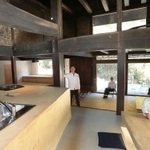 古民家を改修した宿泊棟。個性的な部屋でグランピングを楽しめる＝兵庫県佐用町若州
