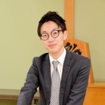 １０月１日付でプロ棋士になった冨田誠也四段＝関西将棋会館