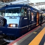 出発を待つ「ウエストエクスプレス銀河」＝大阪市北区、ＪＲ大阪駅（撮影・秋山亮太）