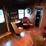 長距離観光特急列車「ウエストエクスプレス銀河」１号車の車内（撮影・秋山亮太）