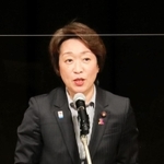来夏の東京五輪・パラリンピックなどについて記念講演した橋本聖子五輪相＝神戸市中央港島中町６、神戸国際会議場