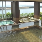 浴槽を階段状に配し、淡路島の棚田に見立てた「淡路棚田の湯」＝ホテルニューアワジ