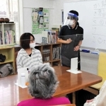 デイサービスで言葉の訓練をする利用者＝神戸市須磨区北落合２