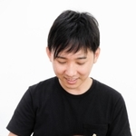 離乳食を与える男性。次女の成長を日々実感する＝神戸市垂水区