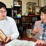 岩槻國夫さんのエピソードを振り返る石井七重さん（右）と、孫の岩槻光栄さん＝大阪府吹田市