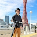 電動キックボードを製造販売するＥーＫＯＮの岡田慶太代表＝神戸市中央区波止場町