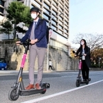 「操作の感覚が自転車に近い」。電動キックボードを乗りこなす神戸市職員＝神戸市中央区加納町６