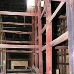 太い梁（はり）や、煙を排出するための天井空間に古民家らしさがあるという＝姫路市堺町