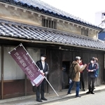 尾上市平家住宅を調査する住民グループ「姫路・町家再生塾」のメンバーら＝姫路市堺町