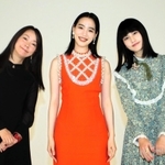 ７年ぶりの共演に注目が集まるのん（中央）と橋本愛（右）、大九明子監督＝東京都港区、六本木スタジオ（撮影・永見将人）