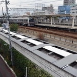 右奥が現在のＪＲ甲子園口駅。手前の白い屋根の駐輪場に、かつて阪神甲子園口駅の建設が計画されていた＝西宮市甲子園口