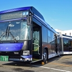 来年４月から神戸の都心とウオーターフロントを巡回する連節バス＝１１日午前、神戸市中央区港島４、神姫バス神戸営業所（撮影・秋山亮太）