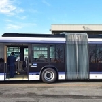 公開された連節バス。一般的な車両と比べ長さは１・５倍になる＝１１日午前、神戸市中央区港島４、神姫バス神戸営業所