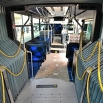 公開された連節バスの車内。連節部分（手前）や「神戸タータン」を思わせる柄のシートが目を引く＝１１日午前、神戸市中央区港島４、神姫バス神戸営業所