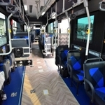 公開された連節バス。奥行きのある車内が特徴＝１１日午前、神戸市中央区港島４、神姫バス神戸営業所