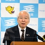 らの退任表明を受けて改めて会見する井戸敏三・兵庫県知事＝１１日午後、兵庫県庁（撮影・山崎　竜