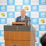 自らの退任表明を受け、改めて会見を行った井戸敏三・兵庫県知事＝１１日午後、兵庫県庁（撮影・山崎　竜）