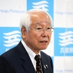 らの退任表明を受けて改めて会見する井戸敏三・兵庫県知事＝１１日午後、兵庫県庁（撮影・山崎　竜）