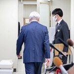 退任表明を受けた会見を終え、会場を後にする井戸敏三・兵庫県知事＝１１日午後、兵庫県庁（撮影・山崎　竜）