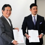 地域コミュニティーづくりの共同研究に合意したマイスターの岡良一代表理事（右）と神戸芸術工科大の齊木崇人学長＝１１日、神戸市西区学園西町８