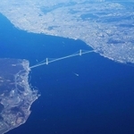 淡路島（左下）と神戸市垂水区（右）を結ぶ明石海峡大橋＝２０１８年