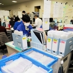 資料箱に入った感染者の情報ファイルが業務量の多さを物語る＝尼崎市七松町１、尼崎市保健所（画像の一部を加工しています）