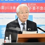 定例会見で発言する井戸敏三知事＝兵庫県庁