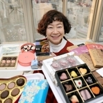 自らが探してきた世界各地のチョコを手にするバイヤー、木野内美里さん＝フェリシモ本社（撮影・辰巳直之）