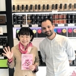 海外のチョコ職人と写真に収まるバイヤー、木野内さん（本人提供）