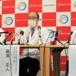 手術支援ロボット「ｈｉｎｏｔｏｒｉ（ヒノトリ）」を使った手術について説明する藤澤正人・神戸大医学部教授（中央）。左は山口雷藏神戸大医学部特命教授、右は味木徹夫神戸大教授＝１４日午後、神戸市中央区港島南町１、神戸大学医学部付属病院国際がん医療・研究センター（撮影・斎藤雅志）